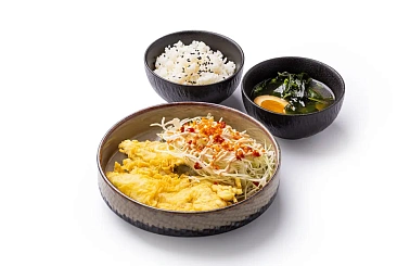 Бенто-ланч с курицей кацу и капустой