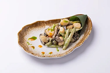 Салат с гребешком и спаржей