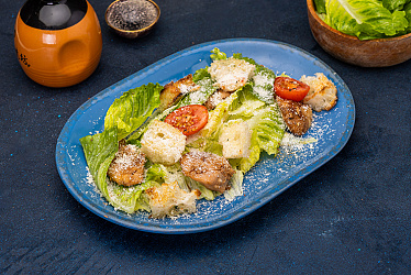 Салат Цезарь с курицей