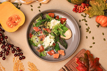 Салат с хрустящей тыквой и страчетеллой