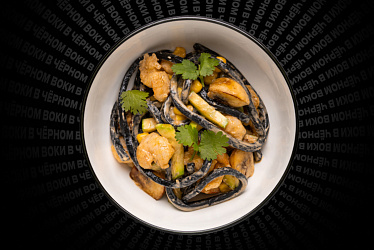 Вок с креветкой в соусе карри   и лапшой удон Black