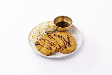 Свинина тонкацу и салатом из капусты 