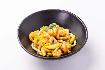 Вок с креветкой в соусе карри и лапшой удон