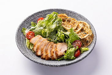 Салат Цезарь с курицей