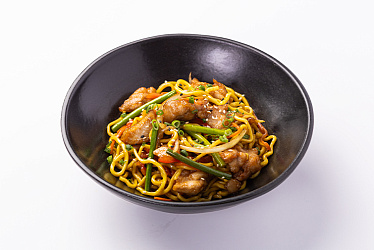 Вок с курицей и лапшой рамен