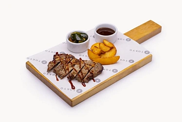 Стейк из свинины с картофельными дольками