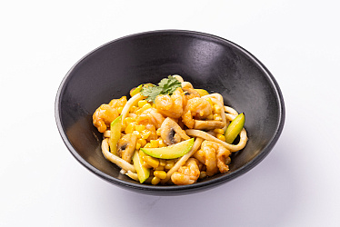 Вок с креветкой в соусе карри и лапшой удон